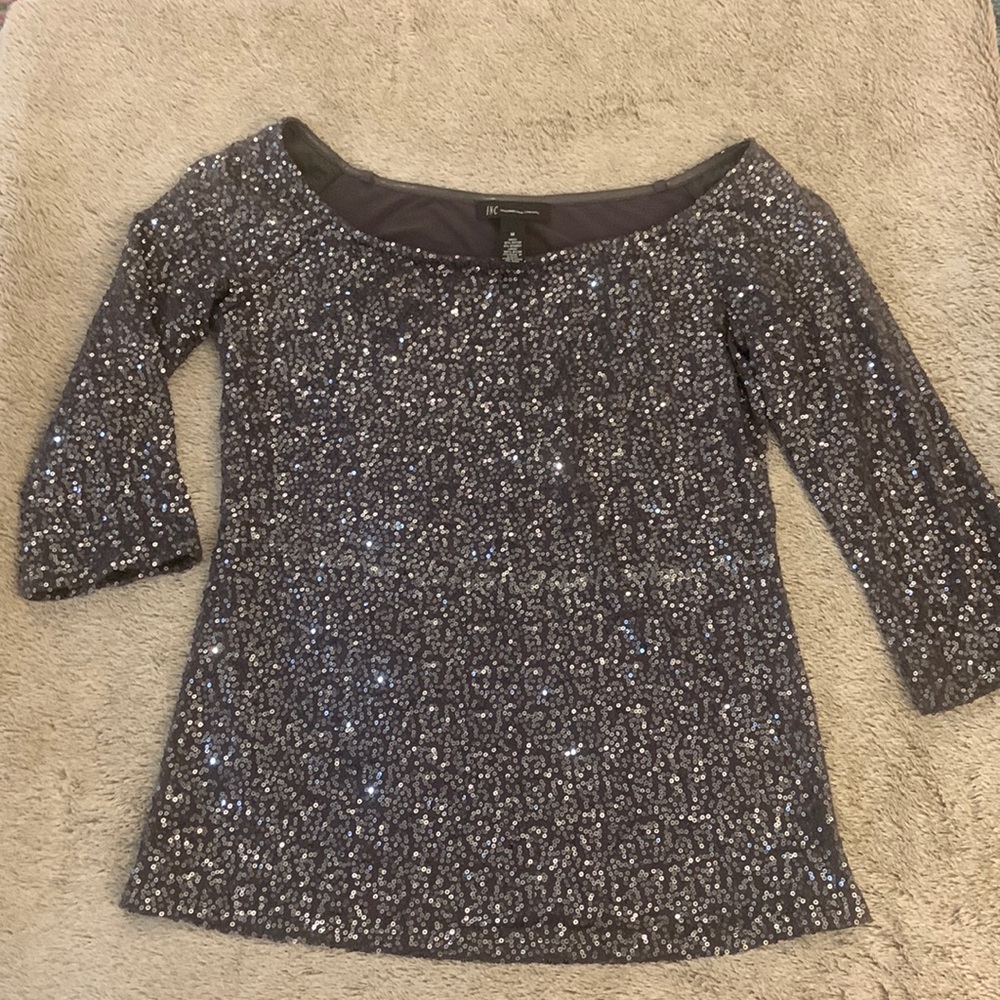 🔥Fall CLEARANCE  IINC excellent condition sequined silver and gray mid/long top